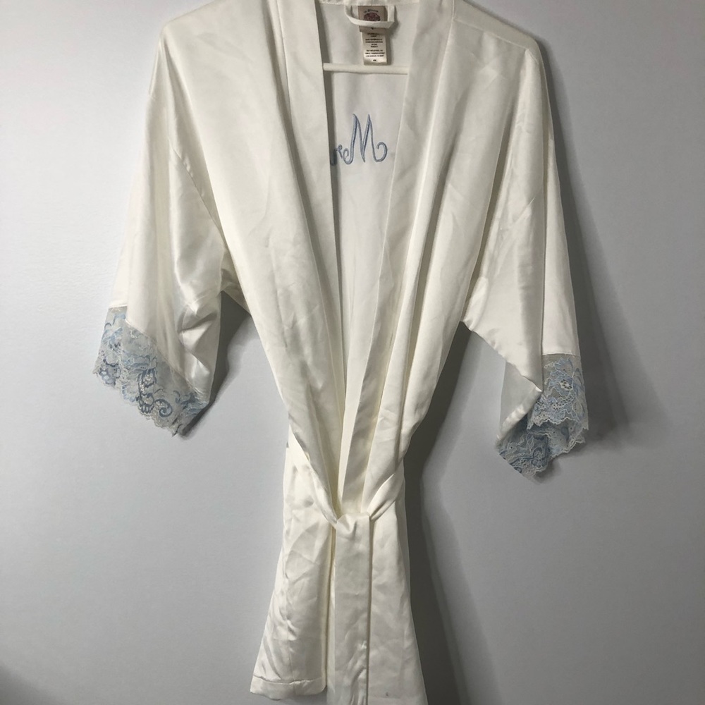 The Mrs. Robe - Picture 4 of 8